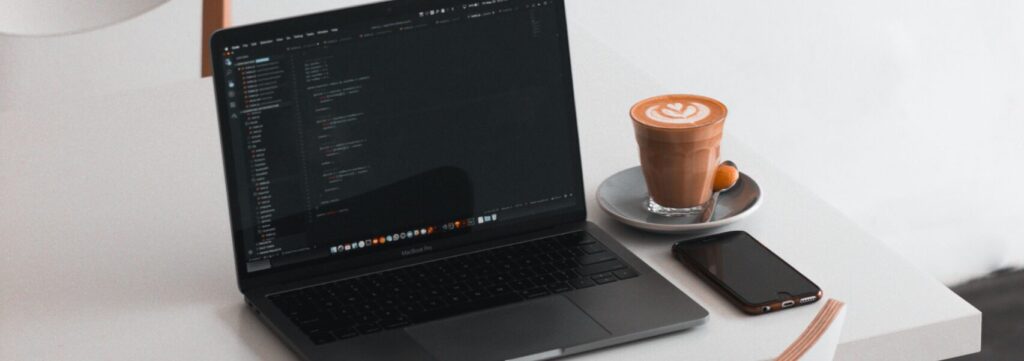 bureau met laptop en kopje koffie